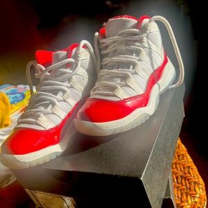Toddler Air Jordan cherry 11’s Sz 11c